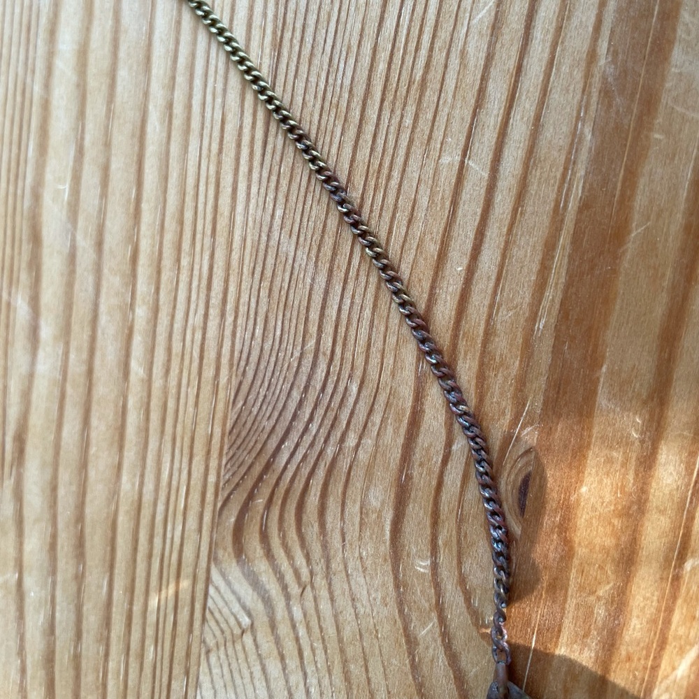 Hammered gold metal necklace - Picture 5 of 7